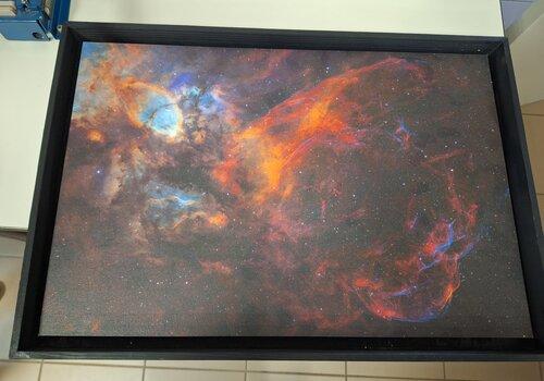 Chaque tableau vous transporte dans un voyage à travers le cosmos, vous invitant à découvrir les secrets de la formation stellaire et du cycle de vie des étoiles.