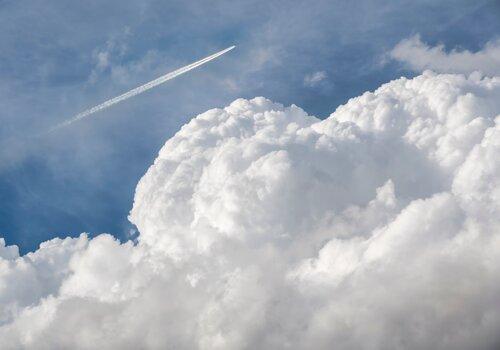 Illustration conférence immersive exploration microscopique des nuages Nuage et trainée de condensation provoquée par un avion