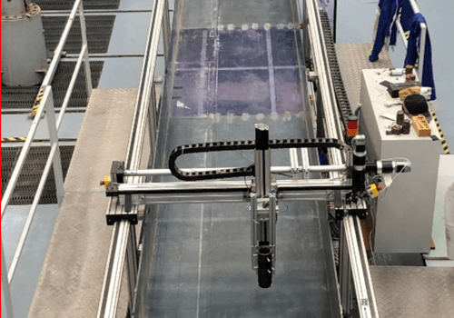 Canal qui permet de reproduire des écoulements à surface libre, tels qu'on les trouve dans les rivières mais aussi les égouts, les acqueduc... Il est équipé d'un chariot qui permet de déplacer en 3D Un canal qui permet de reproduire des écoulements à surface libre, tels qu'on les trouve dans les rivières mais aussi les égouts, les acqueduc... Il est équipé d'un chariot qui permet de déplacer en 3D