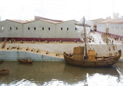 Transports des marchandises par voie fluviale bateau et déchargement de marchandises sur les quais du Rhône/ maquette des entrepots de Vienna