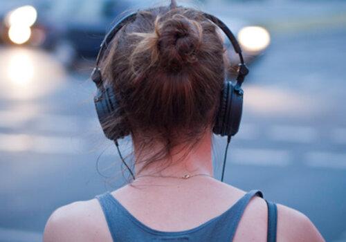 Balade sonore au bord de l'eau Personne de dos avce un caque audio
