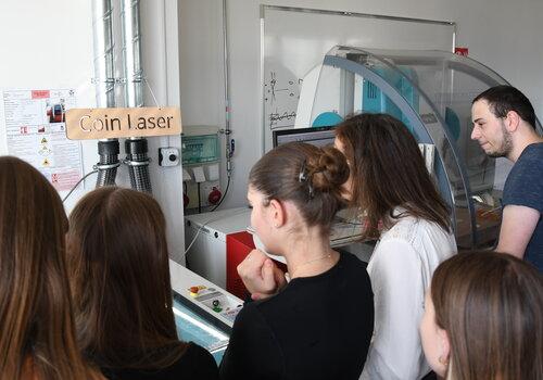 Des collégiennes devant la découpeuse laser