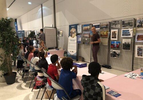 Accueil d'une classe sur le stand des Archives lors du Festival des Sciences de Marseille 2023.