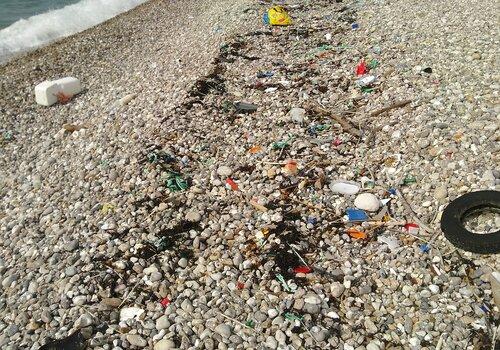 Plage du port en eau profonde, un réceptacle à déchets issus de la mer et de la Seine toute proche, Antifer. Plage du port en eau profonde, un réceptacle à déchets issus de la mer et de la Seine toute proche, Antifer.