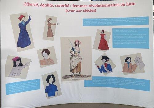 Liberté, égalité, sororité Premier panneau de l'exposition "Liberté, égalité, sororité" avec diverse image de femmes de l'époque ainsi que des textes descriptifs.