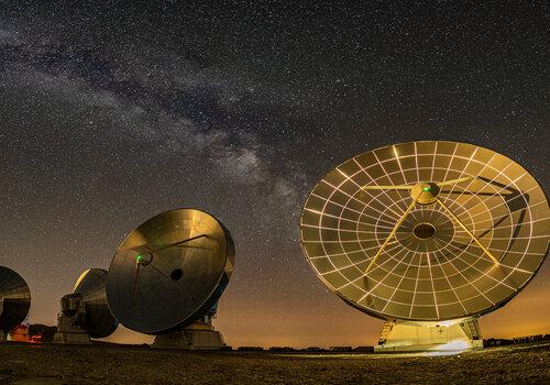 Noema2021. © IRAM, Gilles Carbonne Trois antennes paraboliques du plateau de Bure