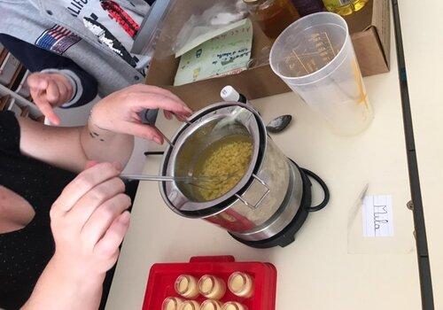 La cire d'abeille est en train de fondre au bain marie