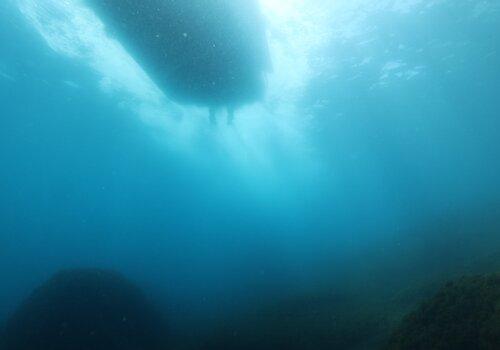 Passage d'un bateau vu depuis les fonds marins
