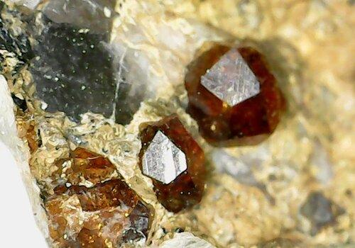 Grenat sur de rare cristalisation de Feldspath Micro-grenat sur Feldspath cristalisé