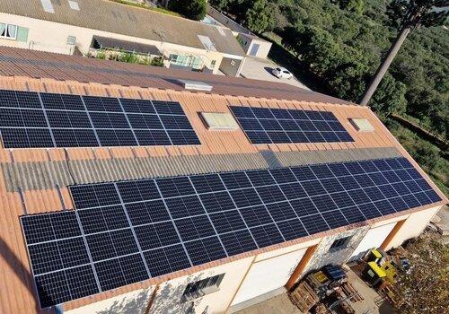 Installation à Aureille Toiture installée en PV à Aureille sur le bâtiment des services techniques de la commune.