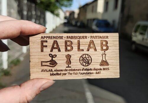 Carte de visite en bois gravée avec notre découpeuse laser industrielle