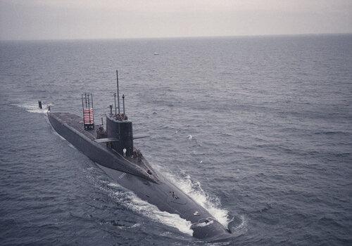 Vue aérienne sur le SNLE Le Redoutable lors de sa première sortie en mer25/06/1969