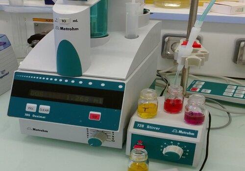 Devenez chimiste pour explorer l’invisible à l’intérieur du corps Appareil de dosage automatique en laboratoire de chimie : la variation de couleur dans les flacons reflète l’avancement du dosage de métaux.