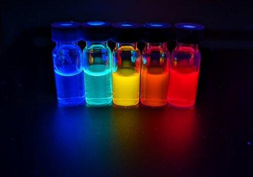 Tout ce qui brille Photographie de molécules fluorescentes dans un liquide exposées à la lumière UV..