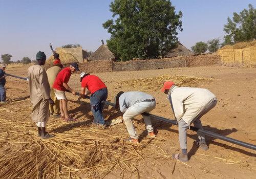 pose d'une conduite d'acheminement de l'eau potable vers un village au Sénégal pose d'une conduite d'acheminement de l'eau potable vers un village au Sénégal