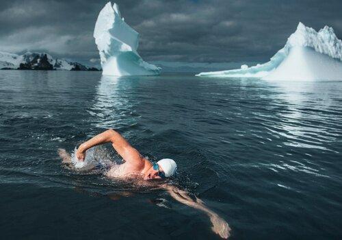 Des nageurs givrés : les limites du corps humain Nage en eau libre et en eau glacée : un sport en pleine émancipation dont la pratique comporte des risques. L'équipe de Recherche Vertex accompagne ces nageurs de l'extrême dans leurs défis pour comprendre comment le corps s'adapte dans ce milieu.