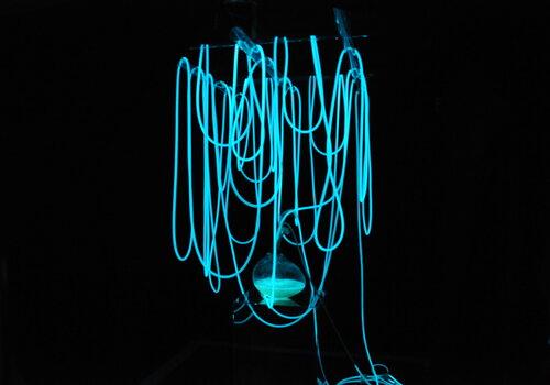 Heméra-Matrice Cube 2x2x2 m, tuyau silicone, liquide bioluminescent, sculpture verre.