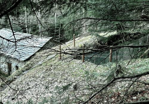 Un moulin et son écluse Le réservoir d'eau, appelé écluse, est situé au-dessus du moulin pour faire couler l'eau sur une turbine et la faire tourner.