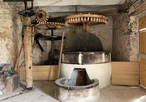 Meule et engrenages du moulin à huile traditionnel de Sainte Cécile aux Arcs 