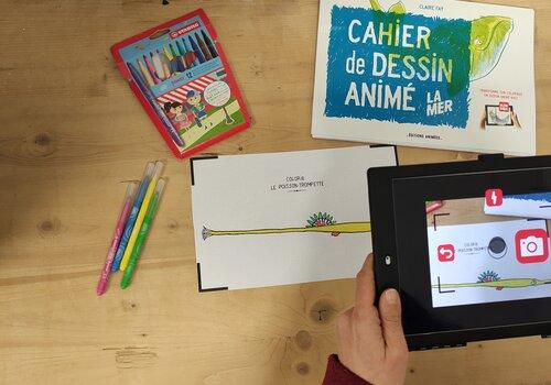 Quand les coloriages prennent vie ! Une tablette avec une appli ouverte sur un dessin de poisson