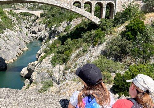 Visite paysages Deux enfants regardant le pont du diable et l'Hérault