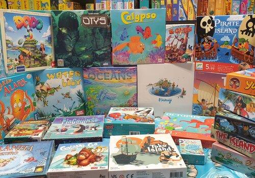 Atelier jeux « L’eau en jeu !» Table avec des jeux de société en présentation