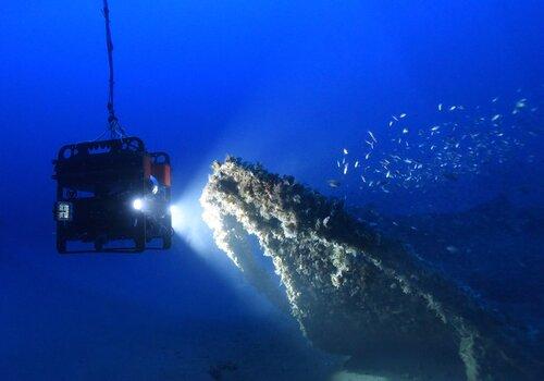 Robot sous-marin Arthur inspectant une épave Robot sous-marin Arthur inspectant une épave