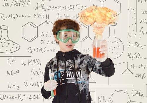 Découvre le monde fascinant de l’eau et de la science ! Un enfant en pleine expérience de chimie