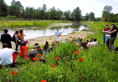 Les élèves suivent une présentation de l'EPAGE sur les rives de la Bourbre