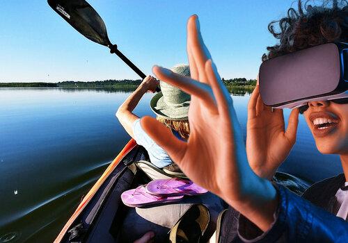 Expérience en réalité virtuelle Une femme porte un casque VR