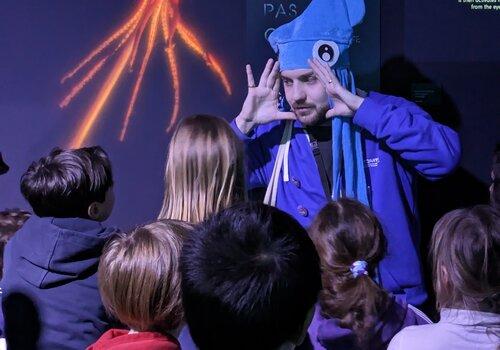 Un animateur fait une visite contée Une visite contée