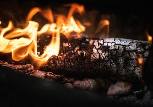 Un matériel en feu Du bois brûle