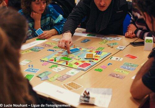 Jeunes jouant à un jeu de plateau