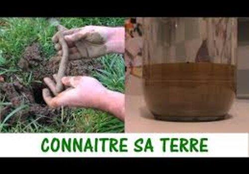 des mains et de la terre formée en boudin