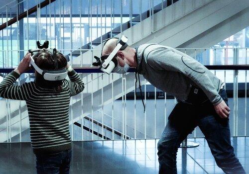 La réalité virtuelle Un homme et un garçon ont des casques de réalité virtuelle