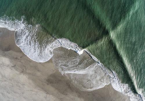 Photo aérienne d'une houle croisée (Groix) Houle croisée réalisée par drone sur la plage des Grands Sables à Groix