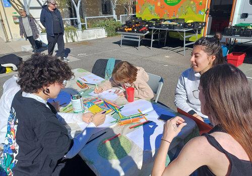 Tous à l'eau ! Groupe de personnes autour d'une table participant à une activité manuelle