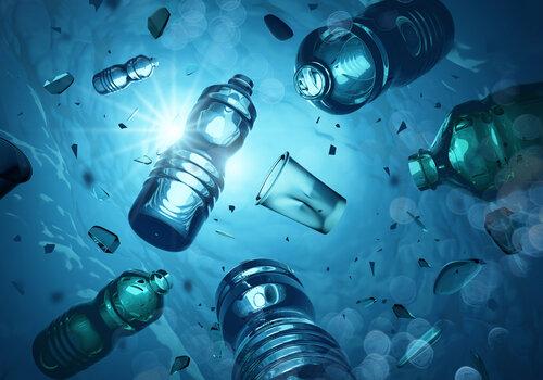 Problem plastic bottles and microplastics floating in the open ocean. Marine plastic pollution concept. 3D illustration Image représentant des déchets plastiques dans la mer