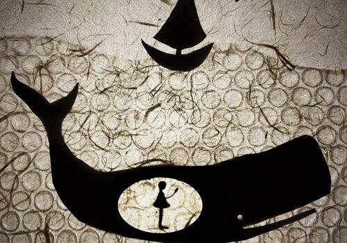 Une marionnette de baleine nage dans l'océan