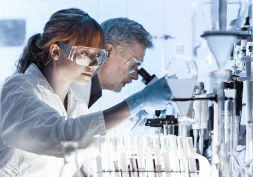 Une scientifique mène une expérience