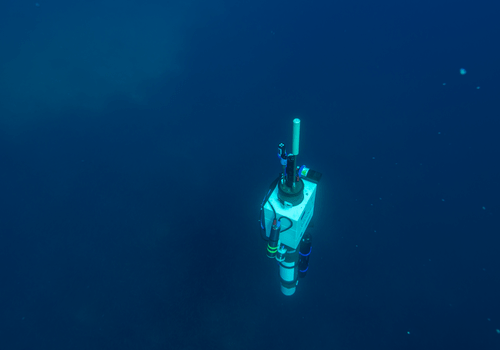 Photo d'un flotteur profileur dans l'eau, robot sous-marin d'observation scientifique Photo d'un flotteur profileur dans l'eau, robot sous-marin d'observation scientifique