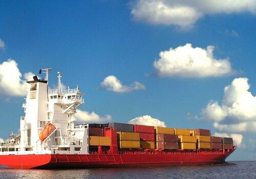 Un cargo transporte des marchandises