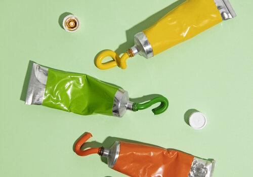Tube de peinture sur fond vert Tube de peinture sur fond vert
