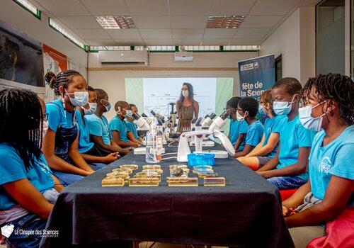 enfants devant des loupes binoculaires