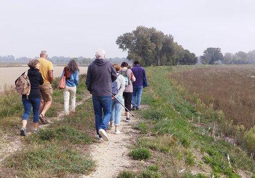 Groupe de personne sur une digue