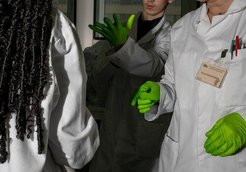 4Moving Biotech Trois chercheurs se préparent à réaliser une expérience