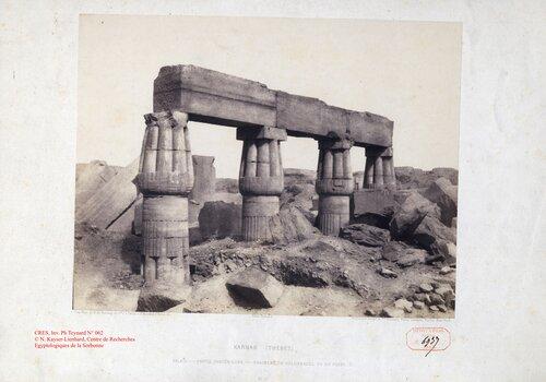 Vue du temple de Karnak par F. Teynard (Egypte, hiver 1851-1852) En Egypte, dans le temple de Karnak pendant l'hiver 1851-1852. Vue du vestibule du "Jardin botanique" de Thoutmosis III (XVIIIème dynastie) par Félix Teynard.