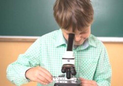 enfant regardant dans un microscope