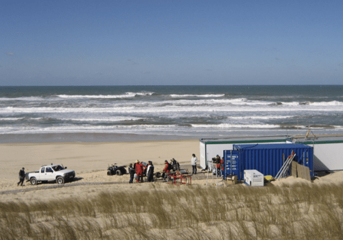 Les chercheurs aquitains à la plage ... Vue d'une plage et de la mer en fond. Une équipe scientifique en premier plan.