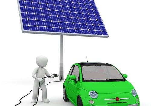 Image d'une voiture électrique rechargée avec des panneaux solaires